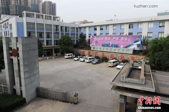 長沙市坪塘勞動教養(yǎng)管理所采購我公司定制生產(chǎn)的11KW二用一備自來水加壓泵站一套，本設(shè)備供水范圍為5公里，供水人數(shù)為3600人，目前本自來水加壓泵站運行平穩(wěn)，高效節(jié)能，受到了管理所的一致好評！